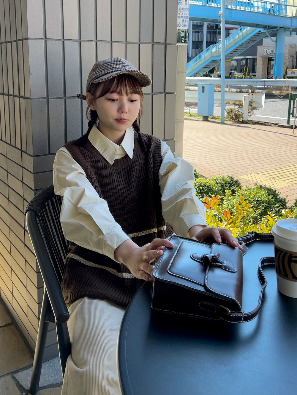 ブラウン系のショルダーバッグ、ベージュ系のシャツ/ブラウス、ベージュ系のパンツを着用したレディースの冬コーディネートの3枚目の写真