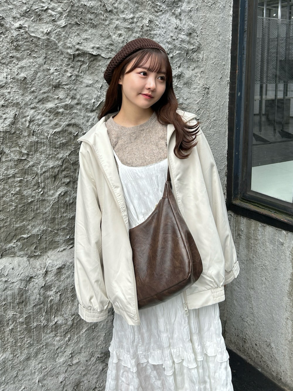 ホワイト系のワンピース、ベージュ系のニット/セーター、ブラウン系のショルダーバッグを着用したレディースの秋コーディネートの4枚目の写真