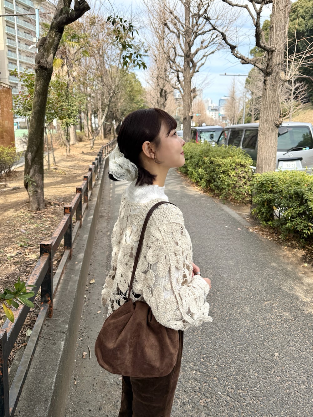 ブラウン系のその他パンツ、ベージュ系のカーディガン/ボレロ、ベージュ系のTシャツ/カットソーを着用したレディースの冬コーディネートの3枚目の写真