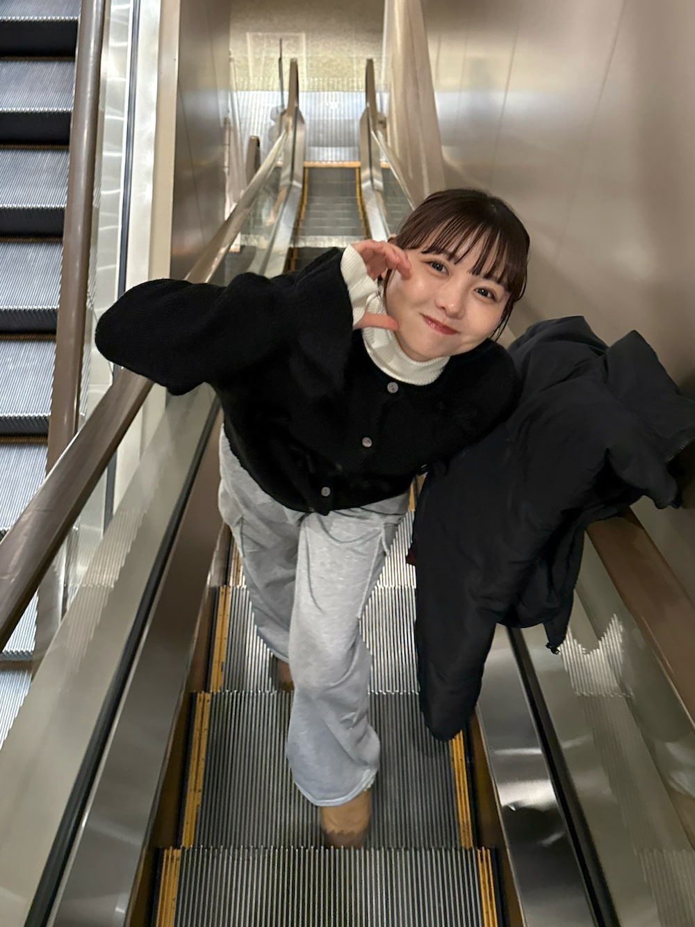「レイヤードスタイル、トラックパンツ、今日のコーデ、プチプラ、韓国ファッション、春コーデ、スウェットパンツ、ダウンジャケット、モノトーン、きれいめカジュアル、カジュアル、休日スタイル、お出かけコーデ、古着MIX、アウトドアスタイル」｜「SHEINのアイテム（ニット/セーター、ブラック系）」を使った、みさねさん（骨格ストレート・レディース・158cm）の冬コーディネートの5枚目の写真