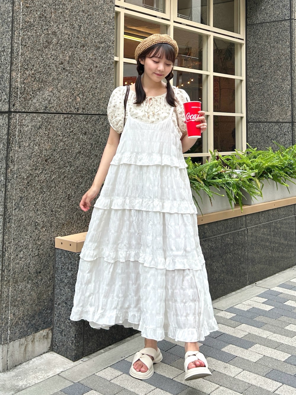 ブラウン系のハンドバッグ、ホワイト系のワンピース、ベージュ系のシャツ/ブラウスを着用したレディースの夏コーディネートの3枚目の写真