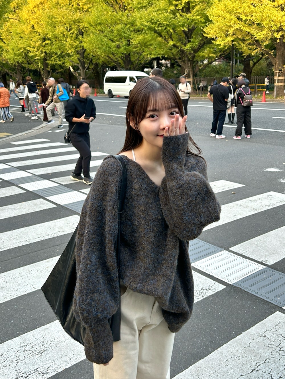 「最近のいい感じコーデ、ニット、パンツスタイル、スニーカー、シンプル、カジュアル、きれいめカジュアル、お出かけコーデ、ストリート、プチプラ、韓国ファッション、ゆるコーデ、ラフ、大人カジュアル、デニム」｜「Kastaneの【お気に入り登録8.5万】メランジVあきニットプルオーバー（ニット/セーター、ブラウン系）」を使った、みさねさん（レディース・158cm）の秋コーディネートの3枚目の写真