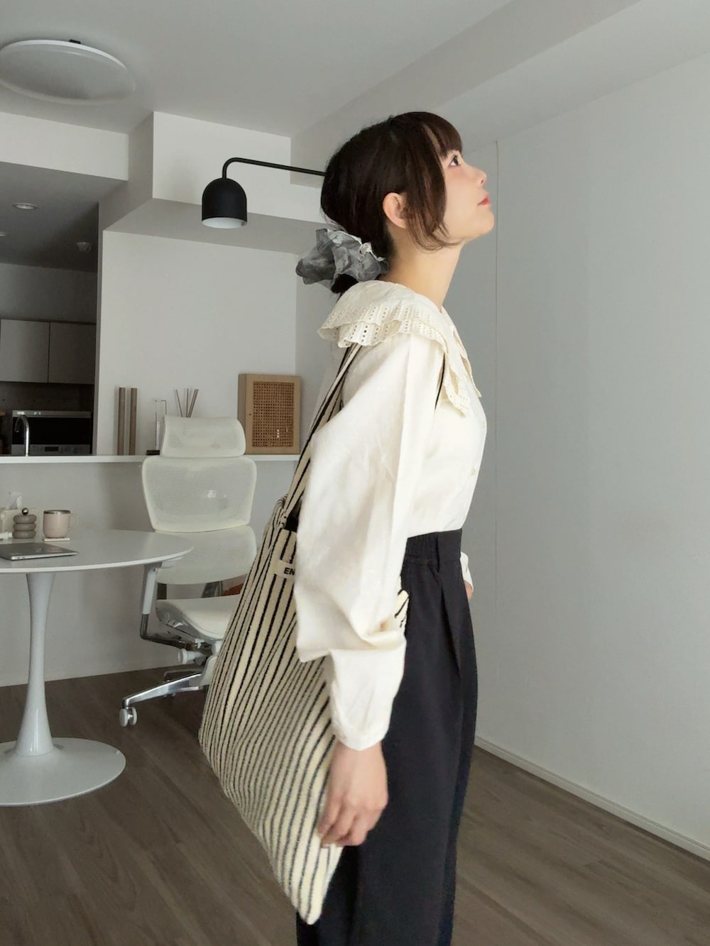 ベージュ系のシャツ/ブラウス、ブラック系のその他パンツ、ホワイト系のトートバッグを着用したレディースの秋コーディネートの3枚目の写真