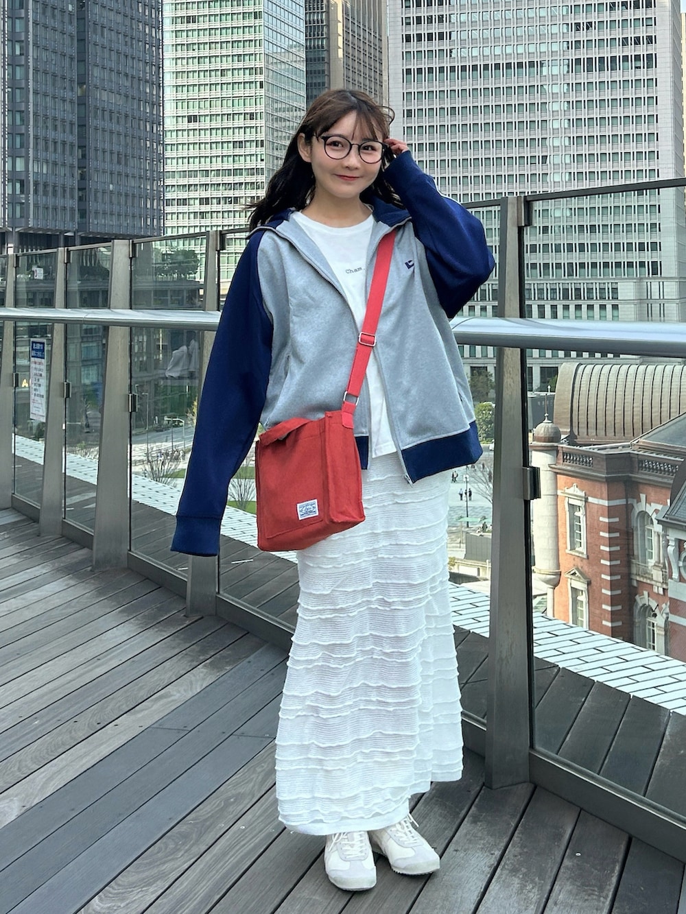 グレー系のブルゾン、ホワイト系のTシャツ/カットソー、レッド系のショルダーバッグを着用したレディースの春コーディネートの4枚目の写真