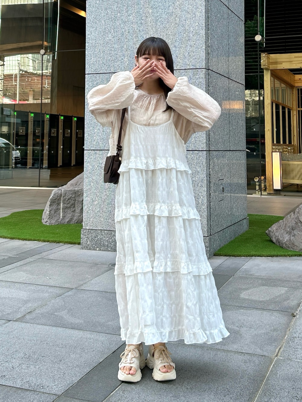 「淡色コーデ、レイヤードスタイル、ワンピース、キャミワンピ、デートコーデ、きれいめカジュアル、プチプラ、夏コーデ、さらっと晴れやかスナップ、お出かけコーデ、韓国ファッション、シアートップス、厚底シューズ、サンダル、カジュアル」｜「Alley by w closetの【お気に入り数6.2万人突破 / Alley】フリルティアードキャミワンピース（ワンピース、ホワイト系）」を使った、みさねさん（骨格ストレート・レディース・158cm）の夏コーディネートの4枚目の写真