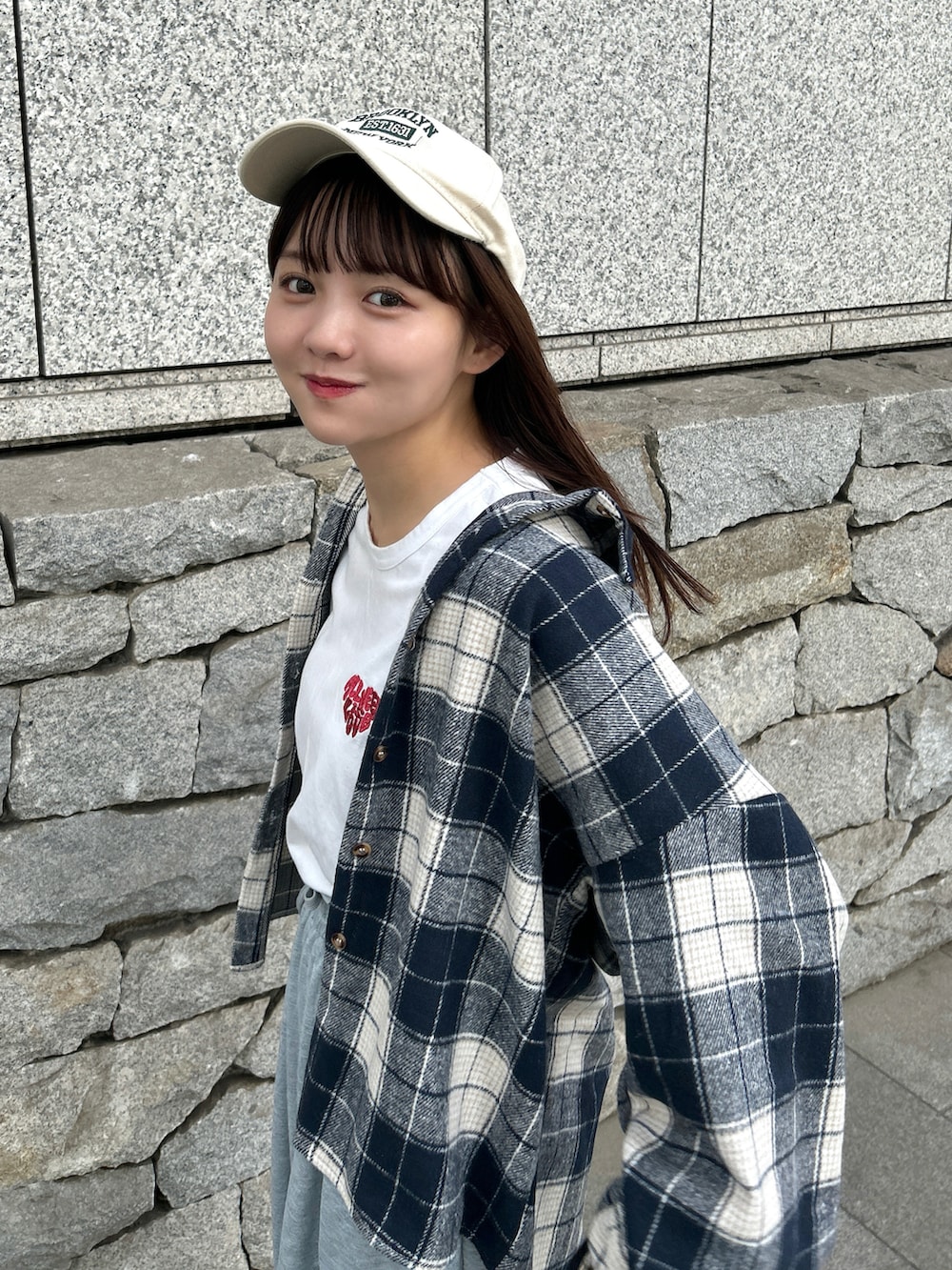 ブルー系のシャツ/ブラウス、ホワイト系のTシャツ/カットソー、グレー系のスウェットパンツを着用したレディースの秋コーディネートの4枚目の写真