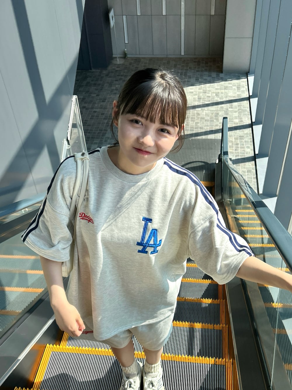 「セットアップ、カジュアル、メンズライク、プチプラ、夏コーデ、さらっと晴れやかスナップ、楽チンコーデ、韓国ファッション、お出かけコーデ、ゆるコーデ、ワントーンコーデ、スニーカー、厚底シューズ、スウェットパンツ、Tシャツ」｜「MLBのMLB/メジャーリーグベースボール 別注 セットアップ ワッペン刺繍  サイドライン ビッグシルエット半袖プルオーバースウェット＆ショートパンツ（セットアップ、ベージュ系）」を使った、みさねさん（骨格ストレート・レディース・158cm）の夏コーディネートの3枚目の写真