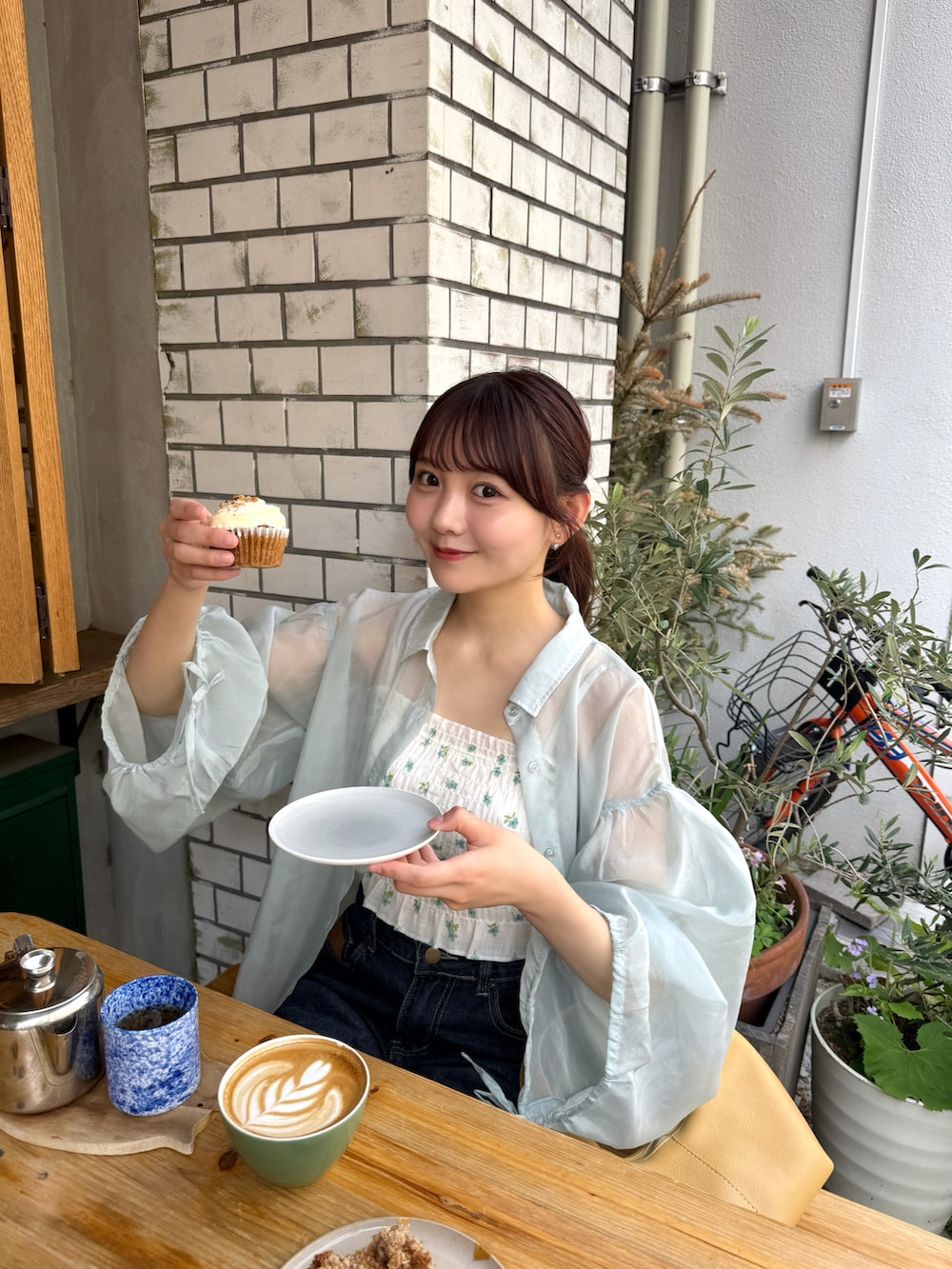 グリーン系のキャミソール、グリーン系のシャツ/ブラウス、イエロー系のハンドバッグを着用したレディースの春コーディネートの4枚目の写真