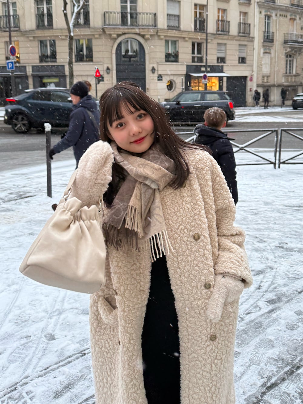 ベージュ系のその他アウター、ブラック系のワンピース、ホワイト系のパンプスを着用したレディースの冬コーディネートの3枚目の写真