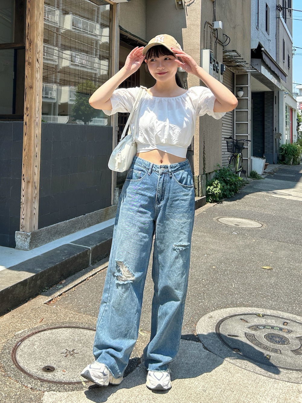 「プチプラ、きれいめカジュアル、夏コーデ、さらっと晴れやかスナップ、シンプルコーデ、カジュアル、デニム、スニーカー、ショルダーバッグ、お出かけコーデ、韓国ファッション、ストリート、キャップ、楽チンコーデ、スポーツミックス」｜「SHEINのアイテム（デニムパンツ、ブルー系）」を使った、みさねさん（骨格ストレート・レディース・158cm）の夏コーディネートの4枚目の写真