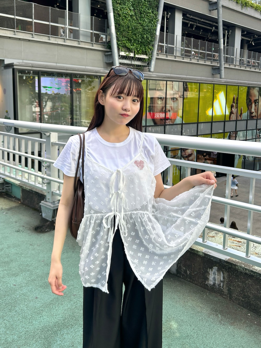 「秋コーデ、秋先取りコーデ、休日スタイル、今日のコーデ、モノトーン、シンプル、カジュアル、パンツスタイル、スニーカー、きれいめカジュアル、オトナカジュアル、スラックス、韓国ファッション、お出かけコーデ、キャミソール」｜「SHEINのアイテム（バッグ、ブラウン系）」を使った、みさねさん（骨格ストレート・レディース・158cm）の秋コーディネートの4枚目の写真