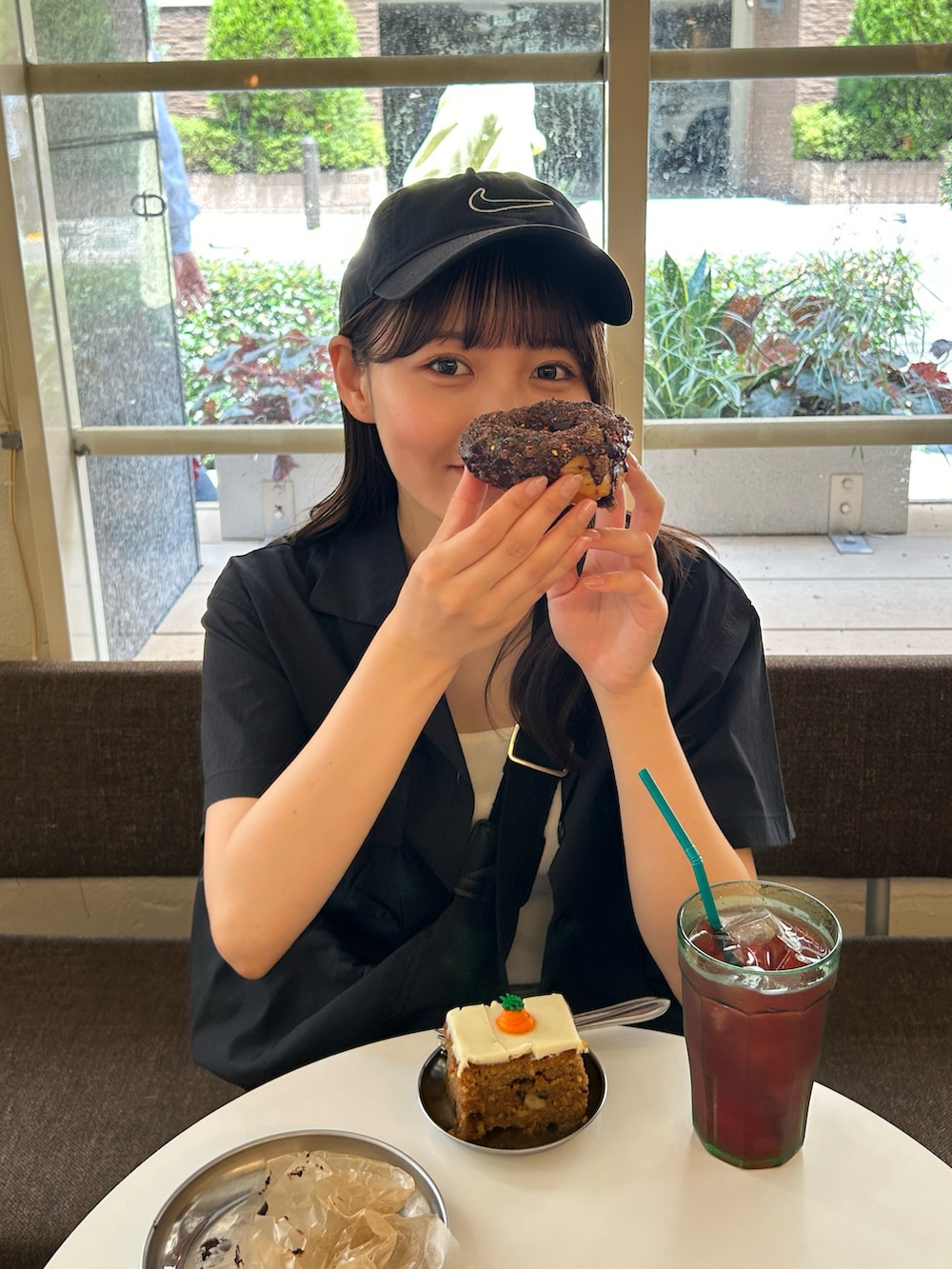 「プチプラ、スポーツミックス、休日スタイル、夏コーデ、メンズライク、ストリート、スニーカー、カーゴパンツ、デニム、シャツスタイル、レイヤードスタイル、キャップ、お出かけコーデ、韓国ファッション、パンツスタイル」｜「NIKEのナイキ スポーツウェア ヘリテージ 86 アジャスタブル キャップ / Nike Sportswear Heritage 86 Adjustable Cap（キャップ、ブラック系）」を使った、みさねさん（骨格ストレート・レディース・158cm）の夏コーディネートの4枚目の写真
