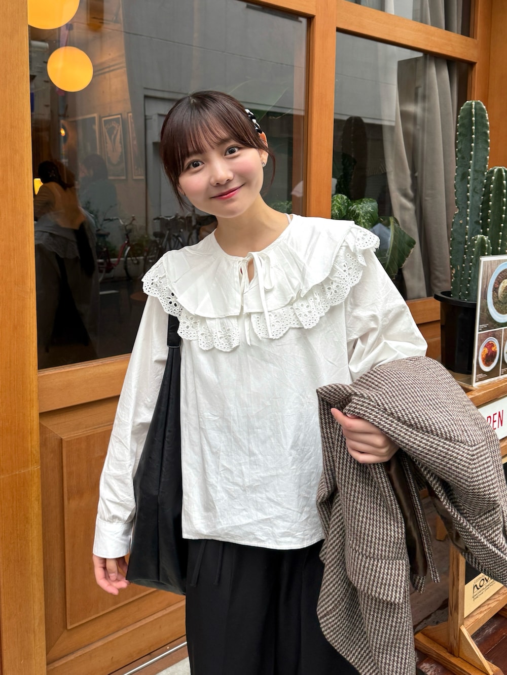 ホワイト系のシャツ/ブラウス、ブラック系のその他パンツ、ベージュ系のスニーカーを着用したレディースの春コーディネートの3枚目の写真