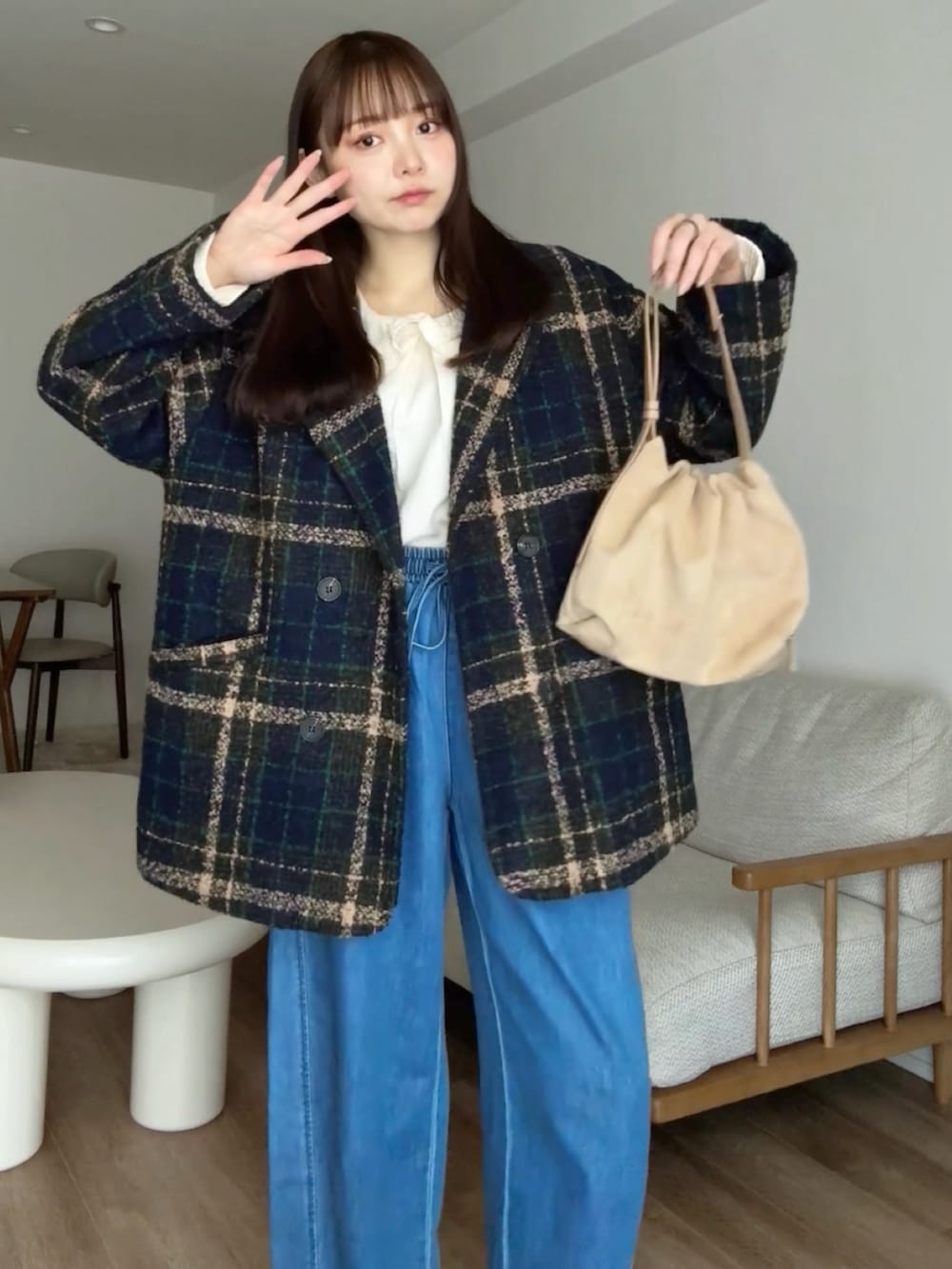 ブルー系のテーラードジャケット、ベージュ系のシャツ/ブラウス、ベージュ系のショルダーバッグを着用したレディースの春コーディネートの3枚目の写真