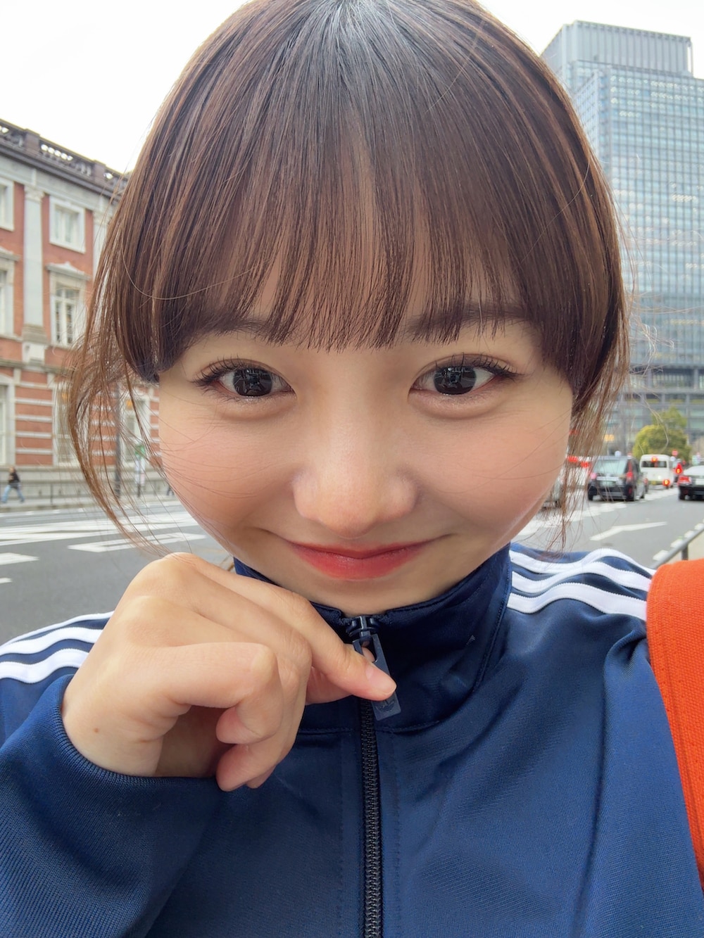 「ストリート、春めき満開コーデ、スウェットパンツ、トラックジャケット、アウトドアスタイル、カジュアルコーデ、古着MIX、スポーツミックス、スニーカー、UNIQLO、レイヤードスタイル、ネイビー、グレー、ラフ、ラクチンコーデ」｜「GILDANの【お気に入り数9万人突破】GILDAN(ギルダン) /ベーシックロングスリーブTシャツ コットン100% ビッグ シルエット スーパーオーバー サイズカラバリ豊富 長袖 ロンT 6.0オンス（Tシャツ/カットソー、ホワイト系）」を使った、みさねさん（骨格ストレート・レディース・158cm）の春コーディネートの5枚目の写真