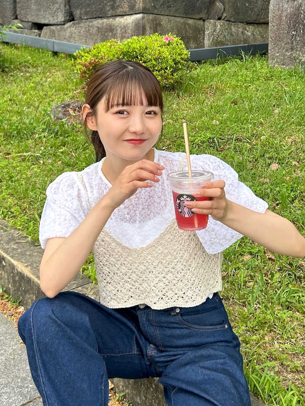 ホワイト系のシャツ/ブラウス、ベージュ系のベスト、ブルー系のデニムパンツを着用したレディースの夏コーディネートの3枚目の写真