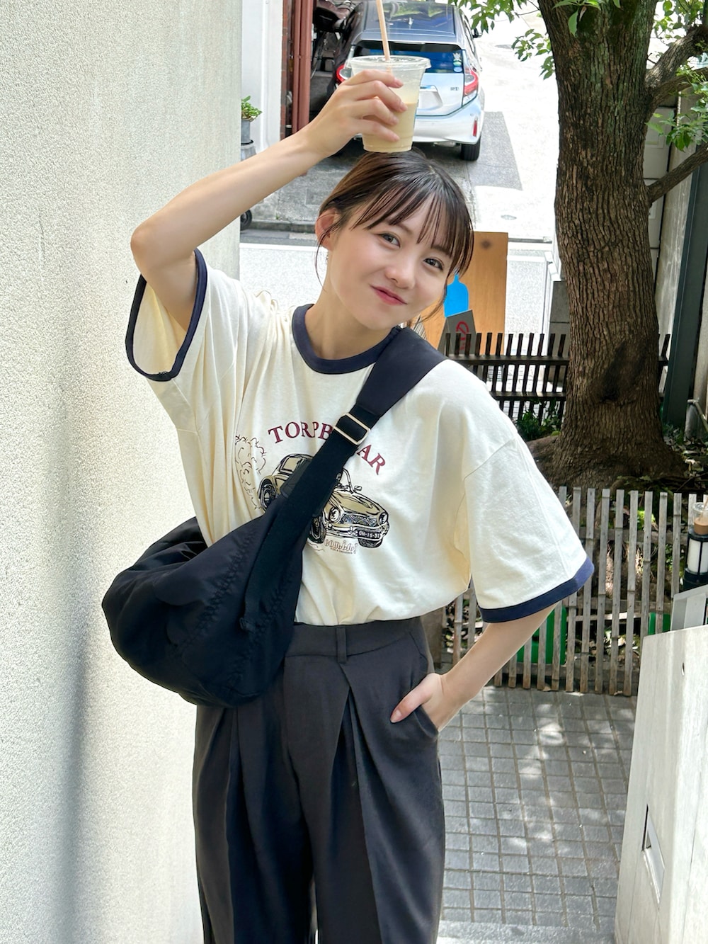 「スポーツミックス、休日スタイル、きれいめカジュアル、夏コーデ、スラックス、シンプル、カジュアル、Tシャツ、プチプラ、お出かけコーデ、ゆるコーデ、ショルダーバッグ、スニーカー、韓国ファッション、ストリート」｜「apres jour mignonの【apresjour mignon×ARIAZ】ショルダーバッグ（ショルダーバッグ、ブラック系）」を使った、みさねさん（骨格ストレート・レディース・158cm）の夏コーディネートの2枚目の写真