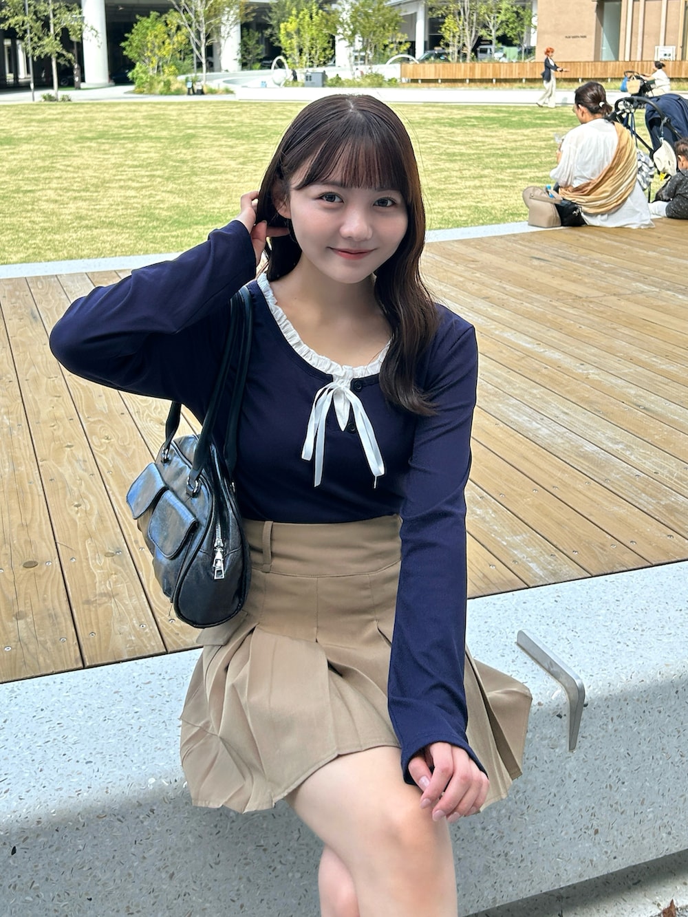 「秋っぽコーデ更新中、テーマパークコーデ、プチプラ、ブーツ、レザー、プリーツスカート、韓国ファッション、ストリート、お出かけコーデ、休日スタイル、シンプル、カジュアル、ゆるコーデ、きれいめカジュアル、スカートコーデ」｜「clearのアイテム（ブーツ、ベージュ系）」を使った、みさねさん（骨格ストレート・レディース・158cm）の秋コーディネートの3枚目の写真