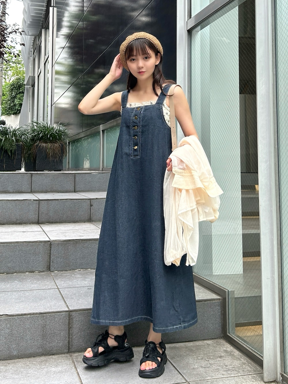 ホワイト系のシャツ/ブラウス、ブラック系のサンダル、ブルー系のワンピースを着用したレディースの夏コーディネートの2枚目の写真