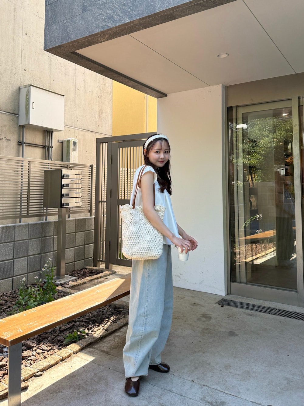 「最近のいい感じコーデ、古着MIX、韓国ファッション、デニム、ブラウス、夏コーデ、大人かわいい、きれいめカジュアル、プチプラ、GU、パンプス、パンツスタイル、シンプルコーデ、お出かけコーデ、休日スタイル」｜「GUのアイテム（デニムパンツ、ブルー系）」を使った、みさねさん（骨格ストレート・レディース・158cm）の春コーディネートの5枚目の写真
