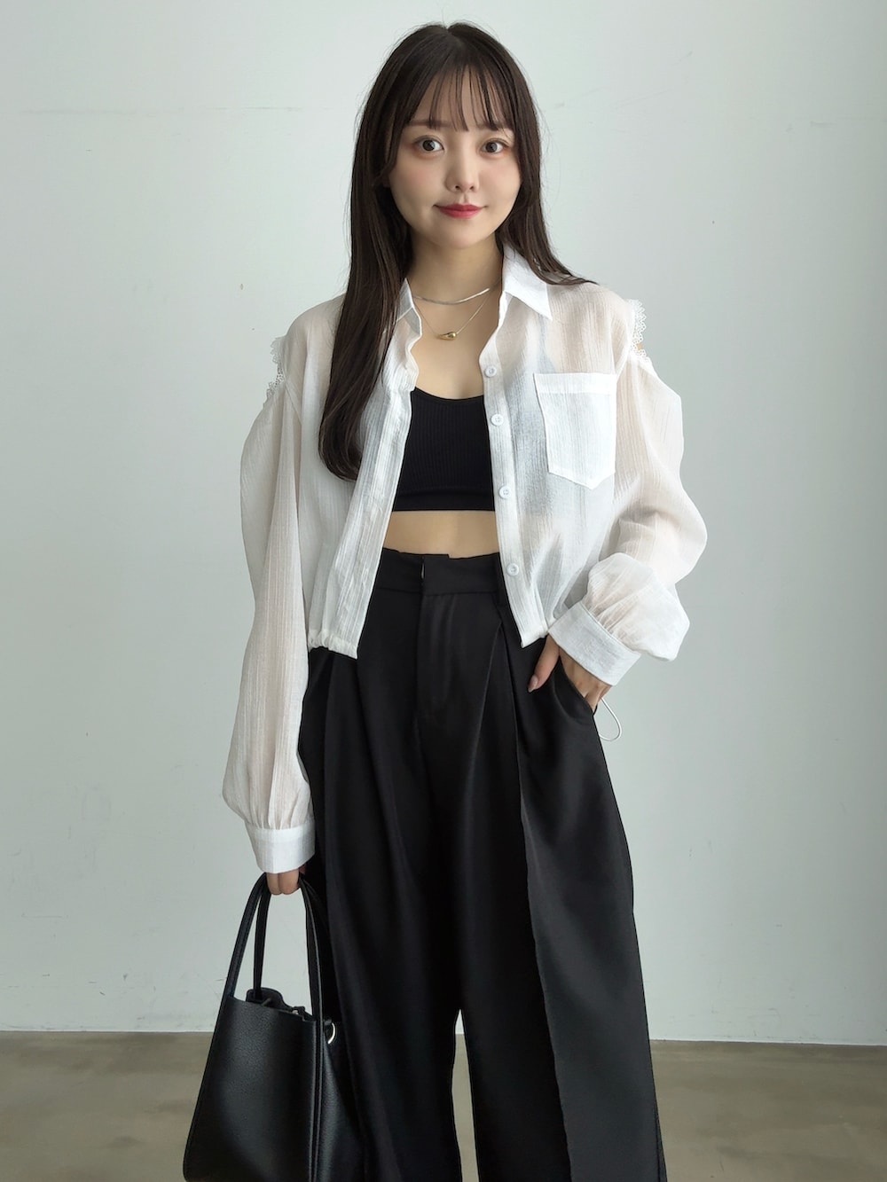 「秋服準備はじめました、シアーシャツ、シャツスタイル、レイヤードスタイル、大人カジュアル、きれいめカジュアル、モノトーン、お出かけコーデ、シンプルコーデ、デートコーデ、休日スタイル、プチプラ、ショルダーバッグ、パンツスタイル、スラックス」｜「Luneaのレースオープンショルダーシアーシャツ（シャツ/ブラウス、ホワイト系）」を使った、みさねさん（骨格ストレート・レディース・158cm）の秋コーディネートの2枚目の写真