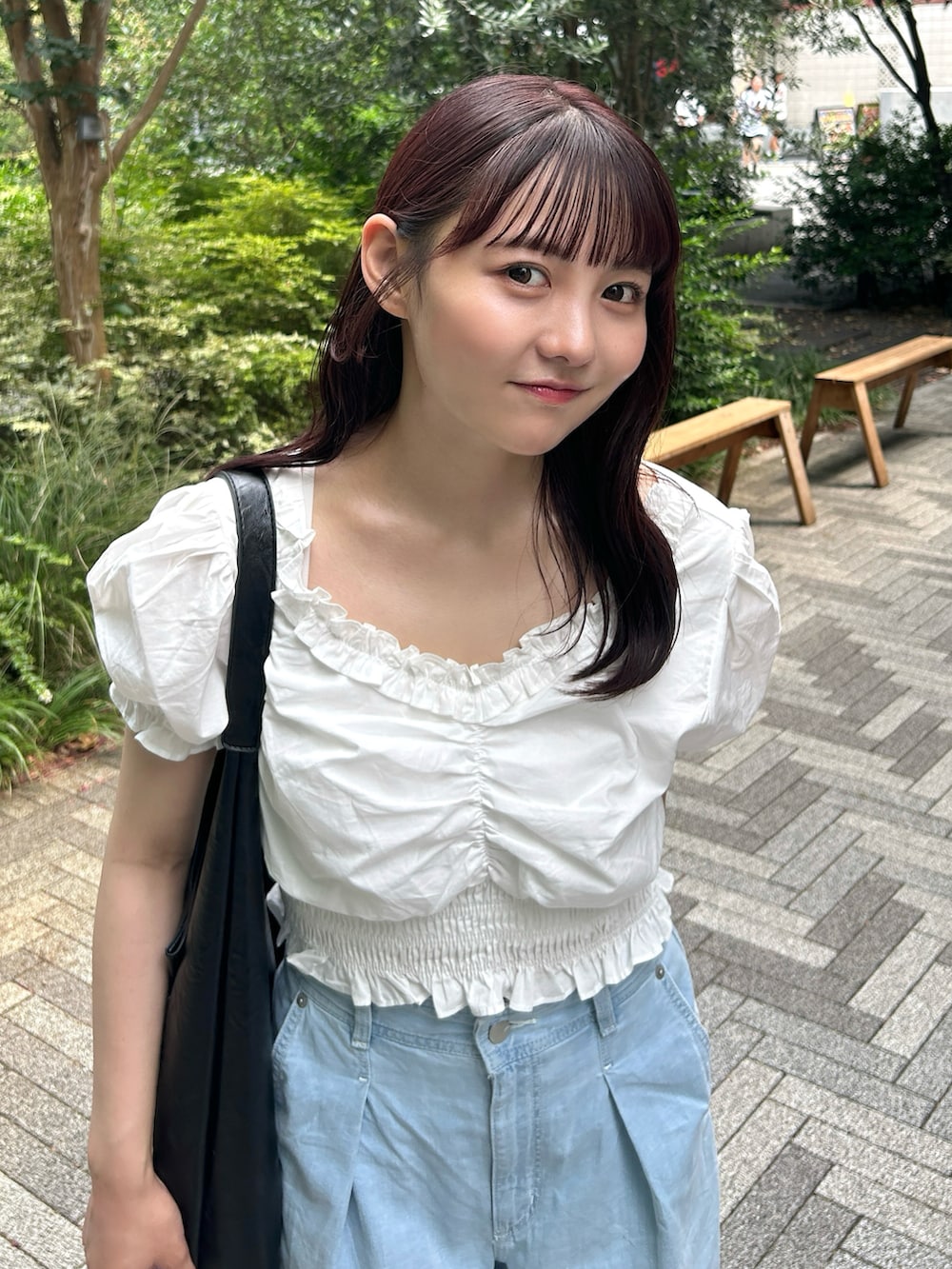 ホワイト系のシャツ/ブラウス、ブラック系のバッグ、ブルー系のデニムパンツを着用したレディースの夏コーディネートの4枚目の写真