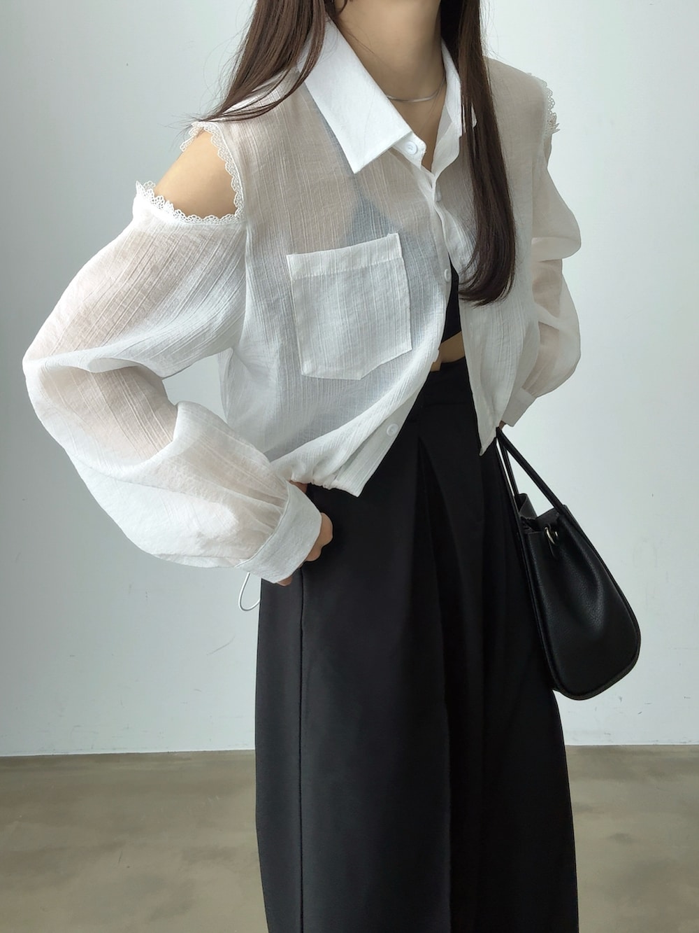 「秋服準備はじめました、シアーシャツ、シャツスタイル、レイヤードスタイル、大人カジュアル、きれいめカジュアル、モノトーン、お出かけコーデ、シンプルコーデ、デートコーデ、休日スタイル、プチプラ、ショルダーバッグ、パンツスタイル、スラックス」｜「Luneaのレースオープンショルダーシアーシャツ（シャツ/ブラウス、ホワイト系）」を使った、みさねさん（骨格ストレート・レディース・158cm）の秋コーディネートの4枚目の写真