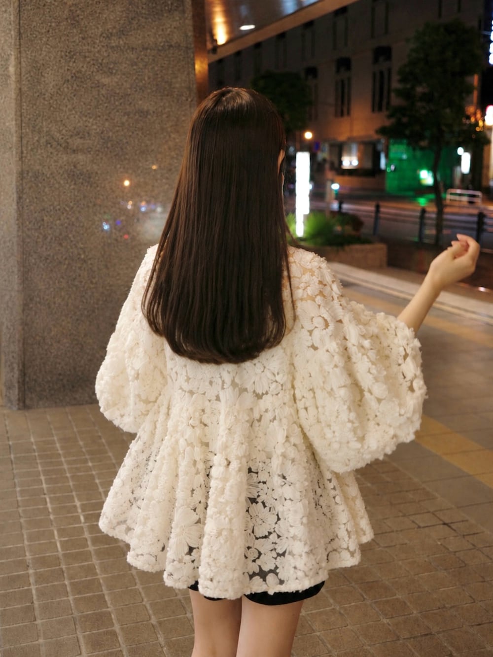 ブラック系のその他パンツ、ベージュ系のサンダル、ホワイト系のトップスを着用したレディースの夏コーディネートの3枚目の写真