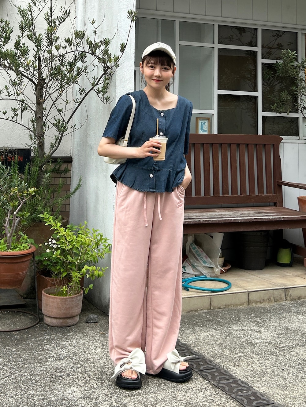 ブルー系のシャツ/ブラウス、ホワイト系のハンドバッグ、ピンク系のパンツを着用したレディースの春コーディネートの3枚目の写真