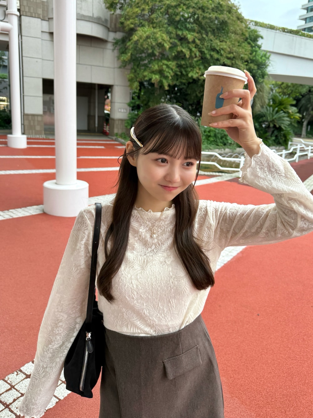 ブラック系のブーツ、ホワイト系のTシャツ/カットソー、ホワイト系のキャミソールを着用したレディースの秋コーディネートの3枚目の写真