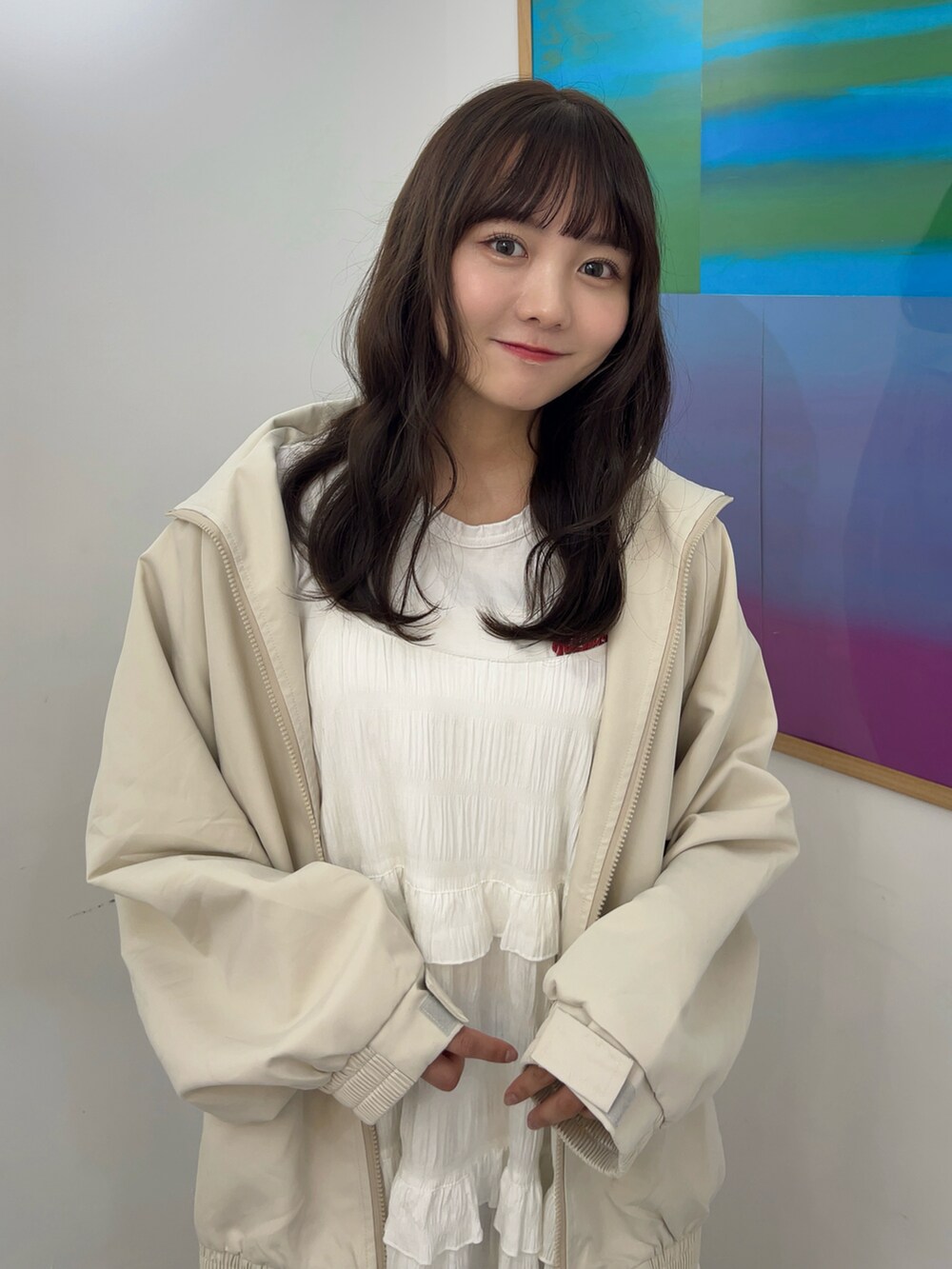 ブラウン系のバッグ、ホワイト系のワンピース、ホワイト系のTシャツ/カットソーを着用したレディースの秋コーディネートの2枚目の写真