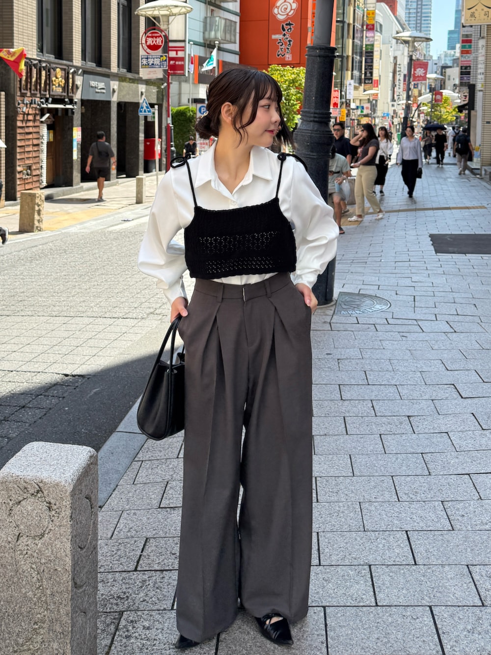 ブラック系のその他トップス、ホワイト系のキャミソール、ブラック系のハンドバッグを着用したレディースの秋コーディネートの3枚目の写真