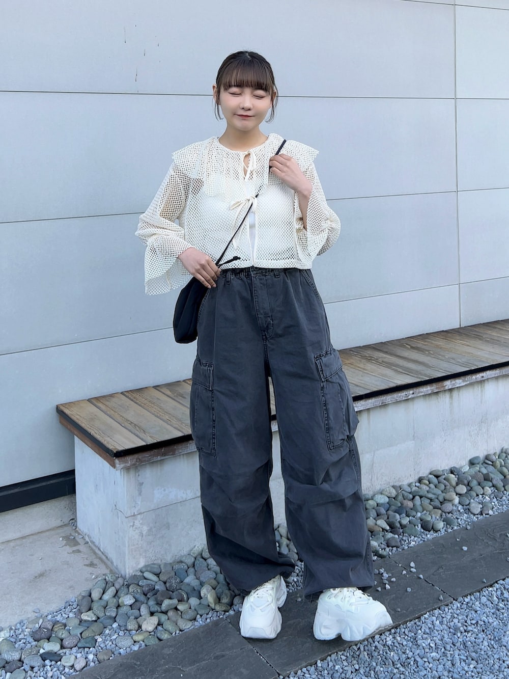 「モノトーン、春服、スニーカーコーデ、春ファッション、着回しコーデ、カーディガン、春色、デニム、スニーカー、ストリート、カジュアル、韓国ファッション、スポーツミックス、ブラウス、シンプルコーデ」｜「RETRO GIRLのフリルメッシュリボンカーデ（Tシャツ/カットソー、ベージュ系）」を使った、みさねさん（骨格ストレート・レディース・158cm）の春コーディネートの3枚目の写真