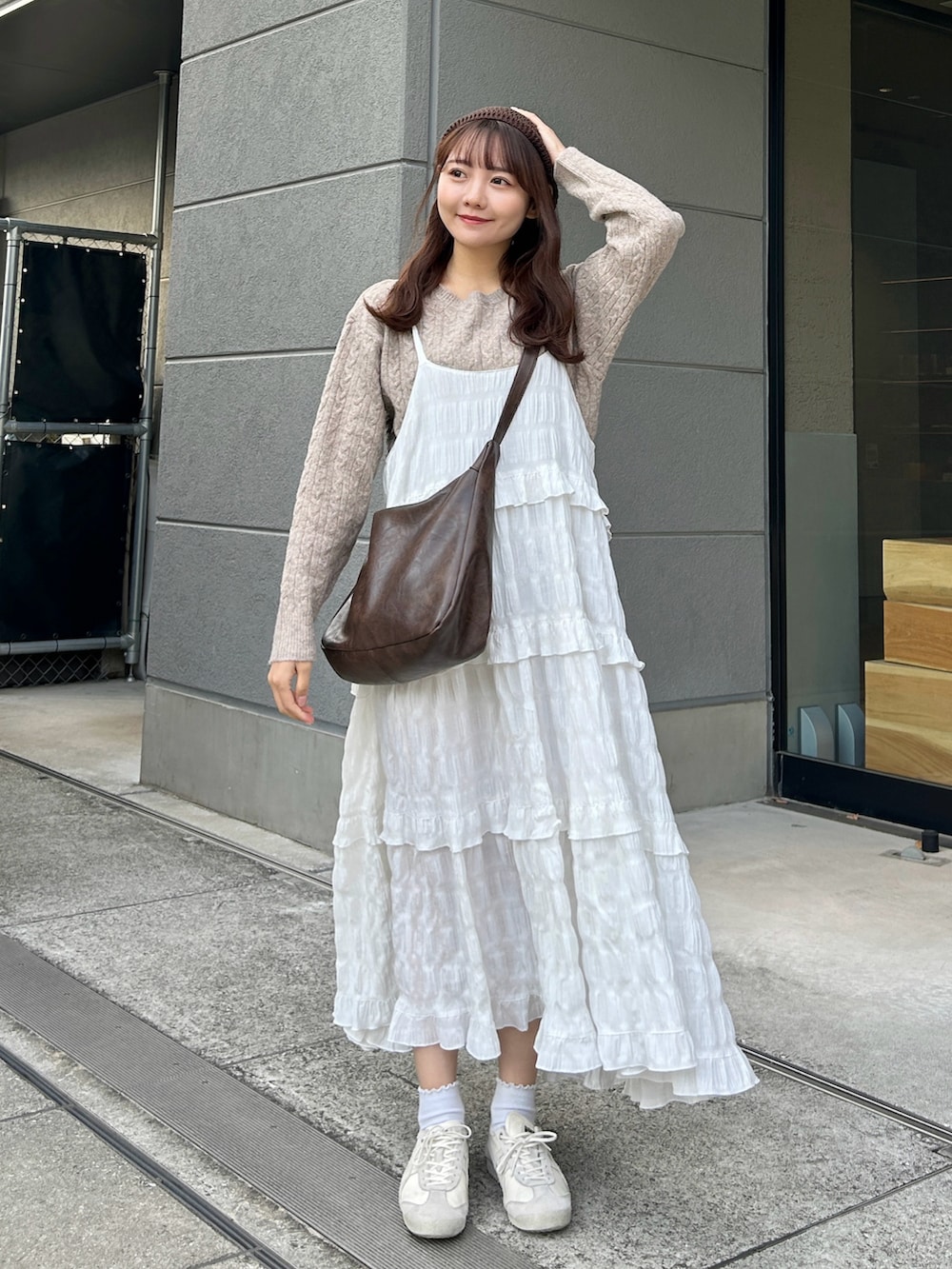 ホワイト系のワンピース、ベージュ系のニット/セーター、ブラウン系のショルダーバッグを着用したレディースの秋コーディネートの5枚目の写真
