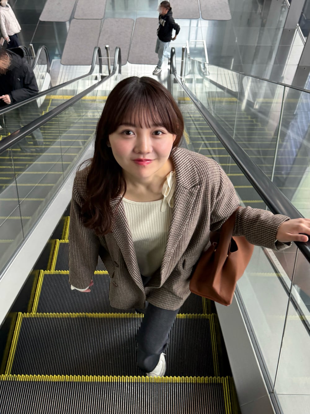 「春めき満開コーデ、春色、デニム、フレアパンツ、きれいめカジュアル、大人カジュアル、スニーカー、厚底シューズ、チェック、プチプラ、ジャケット、韓国ファッション、お出かけコーデ、休日スタイル、ニット」｜「Ambre Neigeのフレアスリーブリブニット/WEB/EC限定商品（ニット/セーター、ホワイト系）」を使った、みさねさん（骨格ストレート・レディース・158cm）の春コーディネートの2枚目の写真