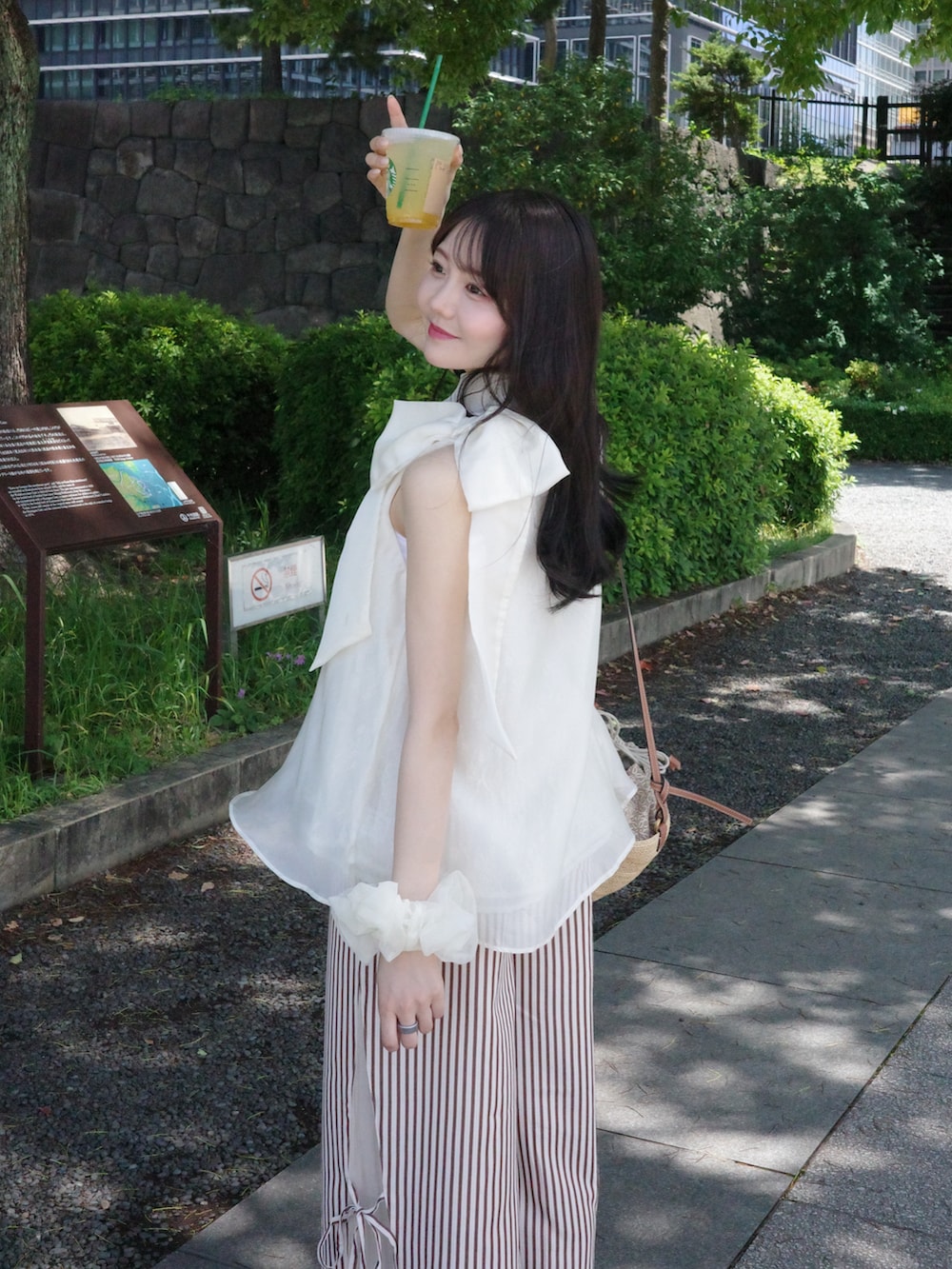 ホワイト系のその他パンツ、ホワイト系のサンダル、ホワイト系のシャツ/ブラウスを着用したレディースの夏コーディネートの2枚目の写真