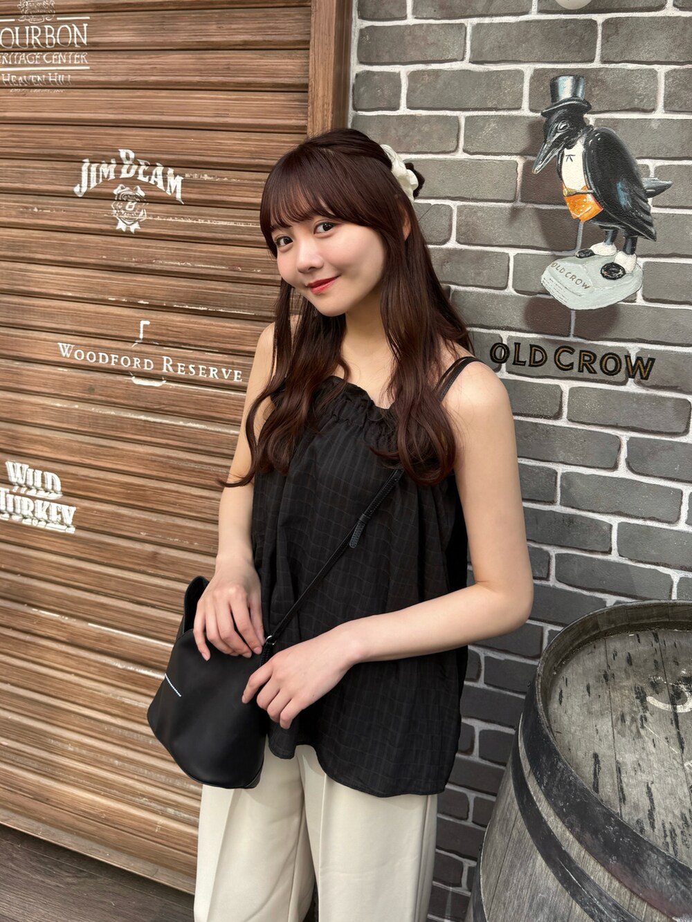 ブラック系のキャミソール、ベージュ系のその他パンツ、ブラック系のスニーカーを着用したレディースの夏コーディネートの4枚目の写真