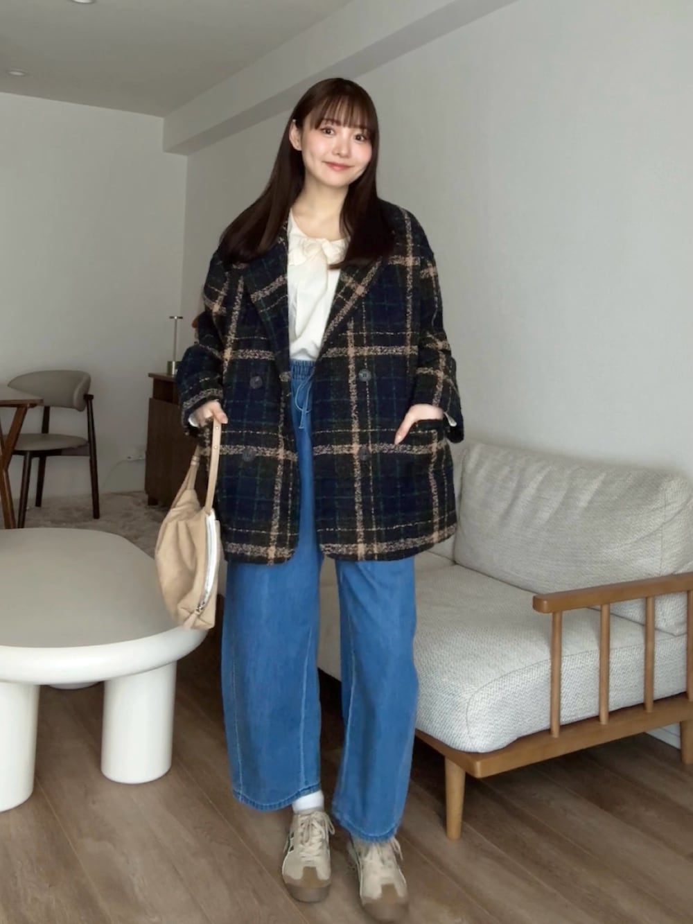 ブルー系のテーラードジャケット、ベージュ系のシャツ/ブラウス、ベージュ系のショルダーバッグを着用したレディースの春コーディネートの2枚目の写真