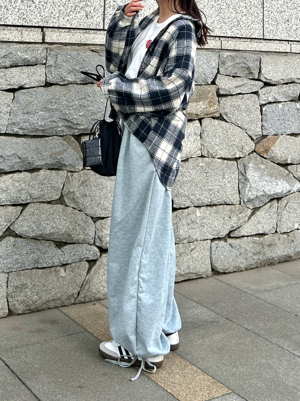 ブルー系のシャツ/ブラウス、ホワイト系のTシャツ/カットソー、グレー系のスウェットパンツを着用したレディースの秋コーディネートの3枚目の写真