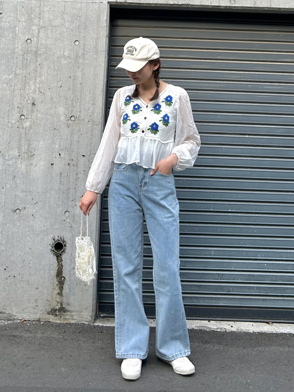 みさねさんの「ハイウエストデニムワイドパンツ（Cham.）」を使ったコーディネートの4枚目の写真
