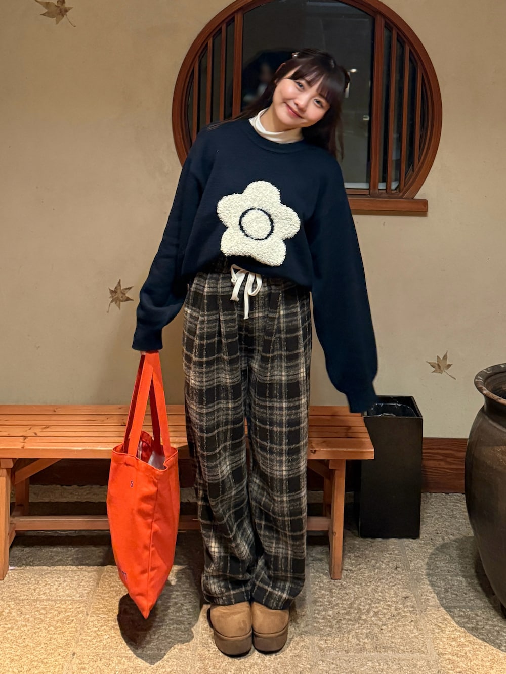 ホワイト系のブルゾン、ブルー系のニット/セーター、ホワイト系のトップスを着用したレディースの冬コーディネートの3枚目の写真