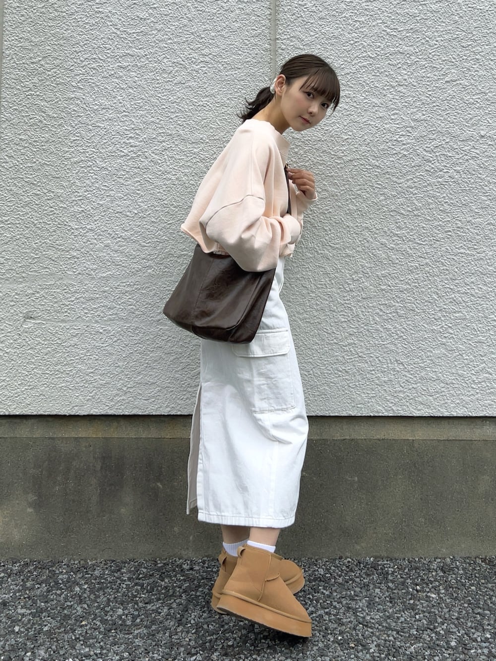 「パステルカラー、お出かけコーデ、ピンク、シンプルコーデ、春のNewスタイル、デニム、デニムスカート、春色、ショルダーバッグ、休日スタイル、スウェット、GU、プチプラ、スカート、カジュアルガーリー」｜「Kastaneの【S.Lサイズ/14オンス】ヘビーウェイトオフショルピグメントスウェット（スウェット、ピンク系）」を使った、みさねさん（骨格ストレート・レディース・158cm）の春コーディネートの3枚目の写真