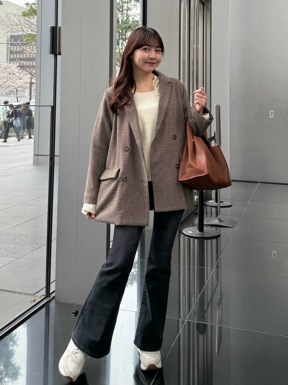 「春めき満開コーデ、春色、デニム、フレアパンツ、きれいめカジュアル、大人カジュアル、スニーカー、厚底シューズ、チェック、プチプラ、ジャケット、韓国ファッション、お出かけコーデ、休日スタイル、ニット」｜「Ambre Neigeのフレアスリーブリブニット/WEB/EC限定商品（ニット/セーター、ホワイト系）」を使った、みさねさん（骨格ストレート・レディース・158cm）の春コーディネートの3枚目の写真