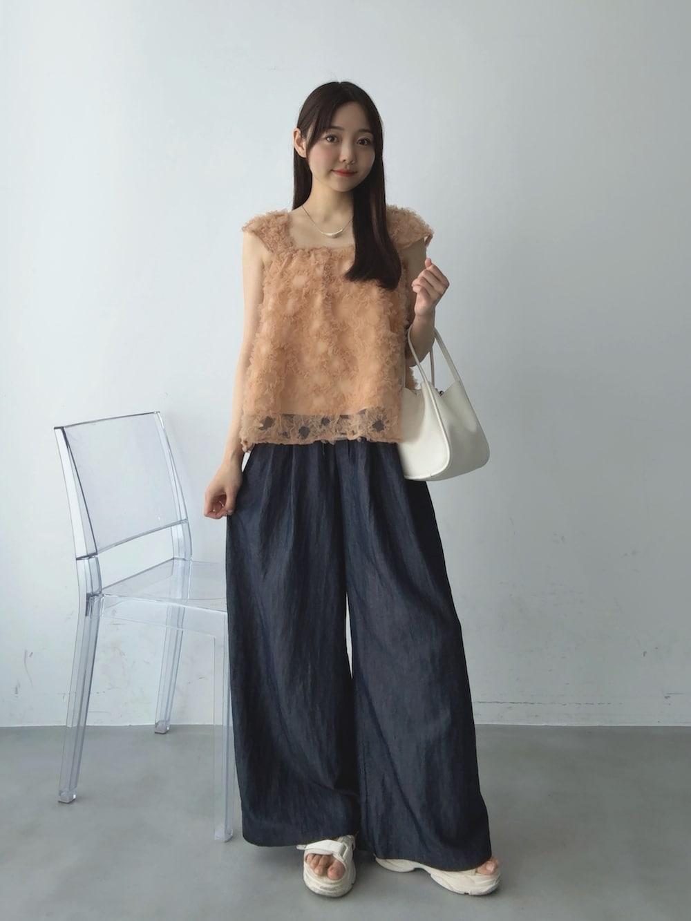 ホワイト系のサンダル、ピンク系のシャツ/ブラウス、ブルー系のその他パンツを着用したレディースの夏コーディネートの3枚目の写真