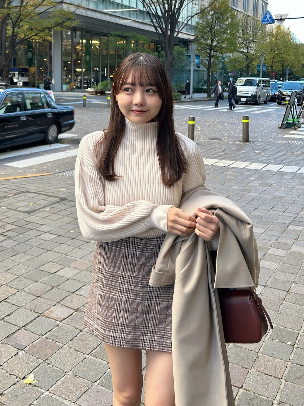 「プチプラ、淡色コーデ、デートコーデ、ショートパンツ、スカート、ブーツ、ニット、ハイネック、オトナカジュアル、お出かけコーデ、きれいめカジュアル、カジュアルガーリー、大人コーデ、大人かわいい、チェック」｜「clearのボトルネックゆるニットプルオーバートップス[着回し力万能]≪2024AW新作≫（ニット/セーター、ベージュ系）」を使った、みさねさん（骨格ストレート・レディース・158cm）の冬コーディネートの4枚目の写真