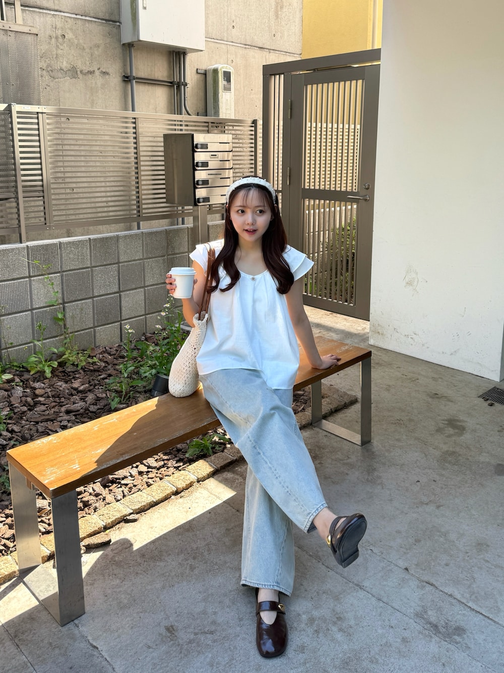 「最近のいい感じコーデ、古着MIX、韓国ファッション、デニム、ブラウス、夏コーデ、大人かわいい、きれいめカジュアル、プチプラ、GU、パンプス、パンツスタイル、シンプルコーデ、お出かけコーデ、休日スタイル」｜「GUのアイテム（デニムパンツ、ブルー系）」を使った、みさねさん（骨格ストレート・レディース・158cm）の春コーディネートの3枚目の写真