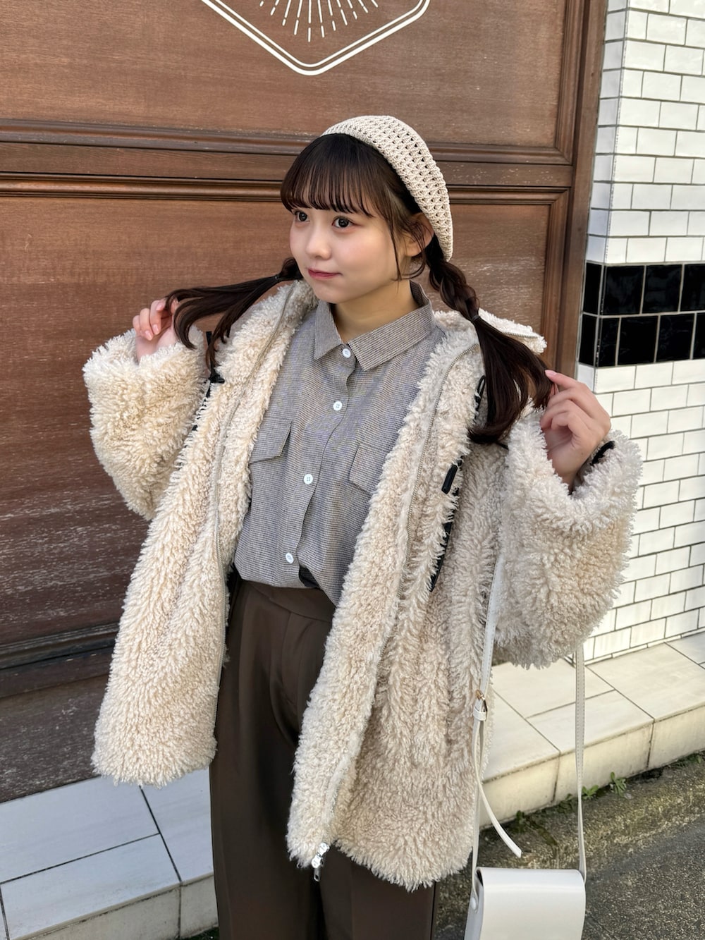 ブラウン系のシャツ/ブラウス、ホワイト系のショルダーバッグ、ブラウン系のその他パンツを着用したレディースの冬コーディネートの4枚目の写真