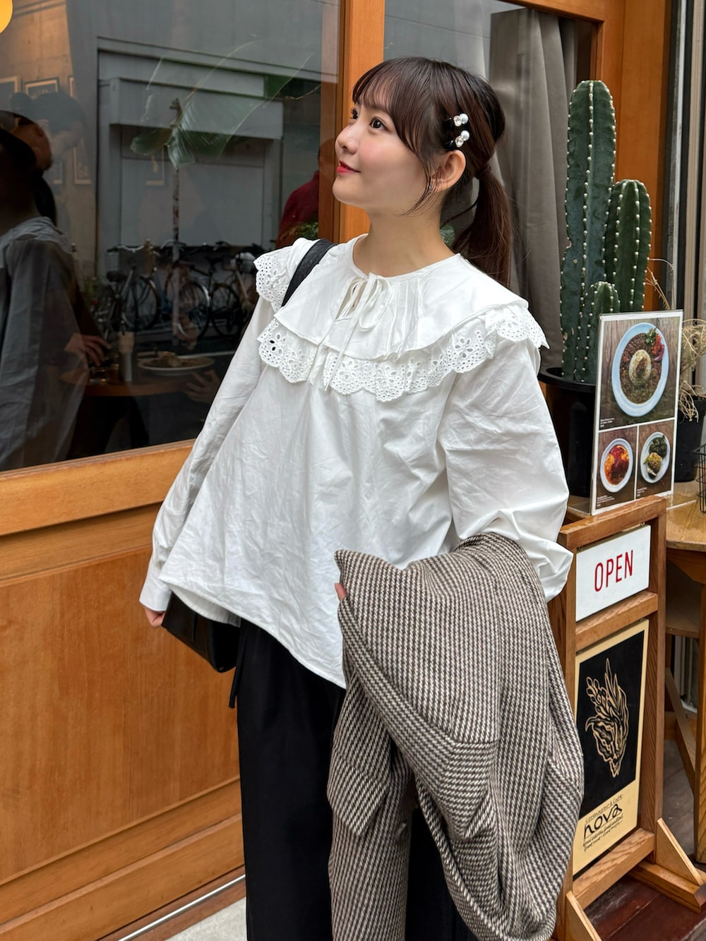 ホワイト系のシャツ/ブラウス、ブラック系のその他パンツ、ベージュ系のスニーカーを着用したレディースの春コーディネートの5枚目の写真