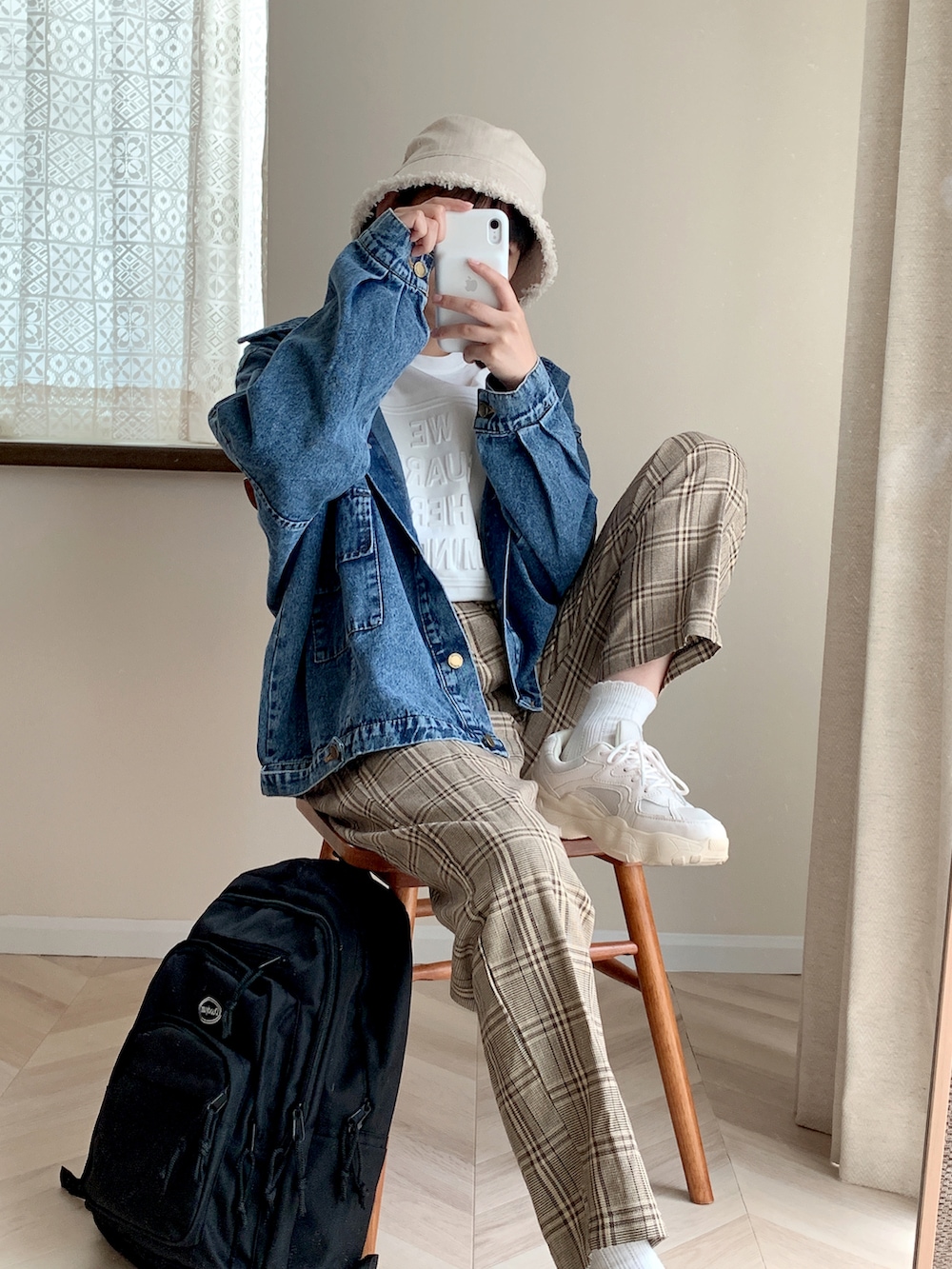 ホワイト系のTシャツ/カットソー、ブルー系のデニムジャケット、ベージュ系のスニーカーを着用したレディースの春コーディネートの2枚目の写真