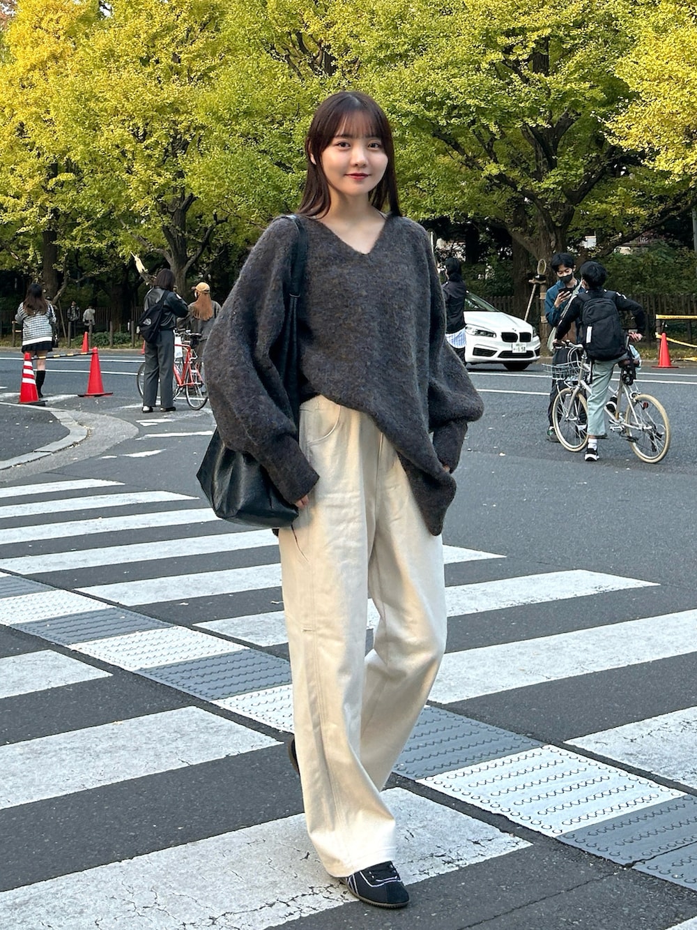 「最近のいい感じコーデ、ニット、パンツスタイル、スニーカー、シンプル、カジュアル、きれいめカジュアル、お出かけコーデ、ストリート、プチプラ、韓国ファッション、ゆるコーデ、ラフ、大人カジュアル、デニム」｜「Kastaneの【お気に入り登録8.5万】メランジVあきニットプルオーバー（ニット/セーター、ブラウン系）」を使った、みさねさん（レディース・158cm）の秋コーディネートの2枚目の写真